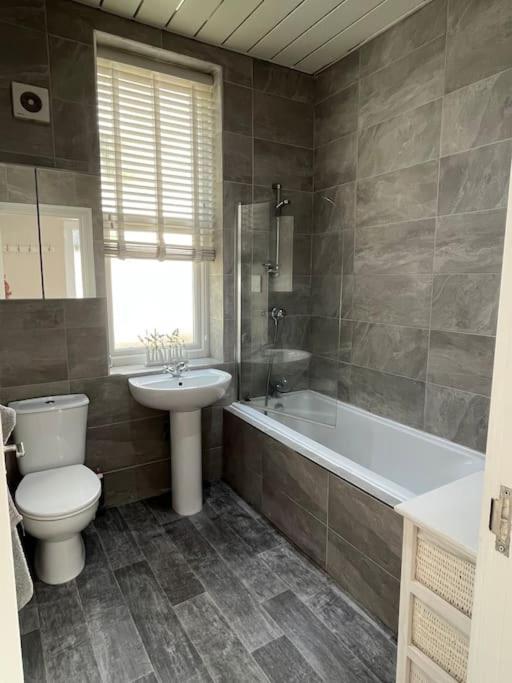 One Bedroom Apartment In The Centre Of 兰迪德诺 外观 照片